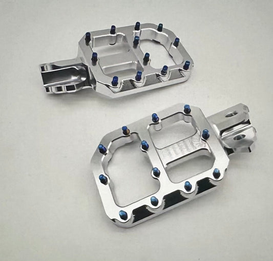 Metal Emoto pegs